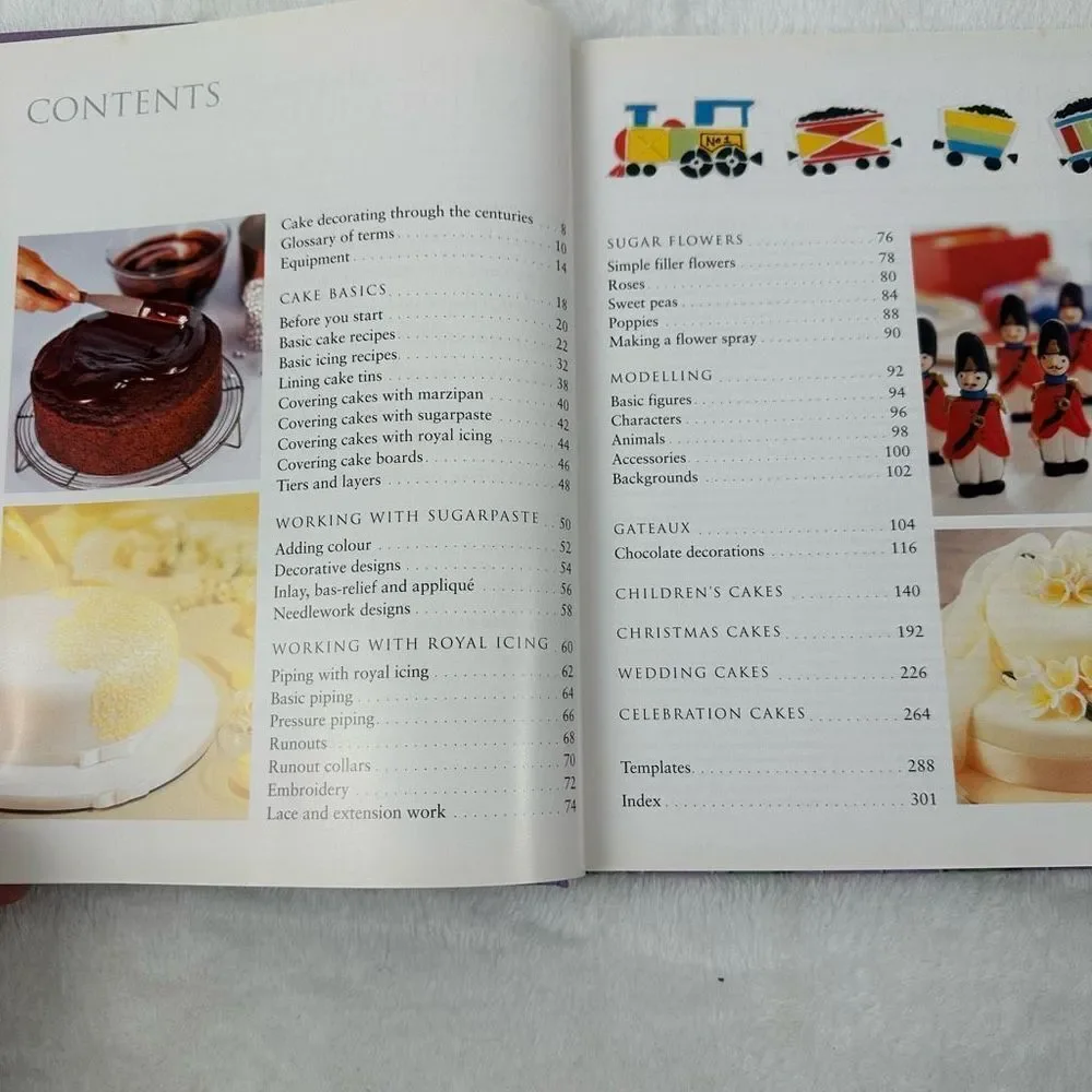 The‎ Essential Cake Decorating Guide Book